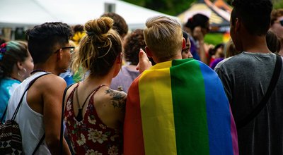 Jongeren met regenboogvlag - foto: Pexels